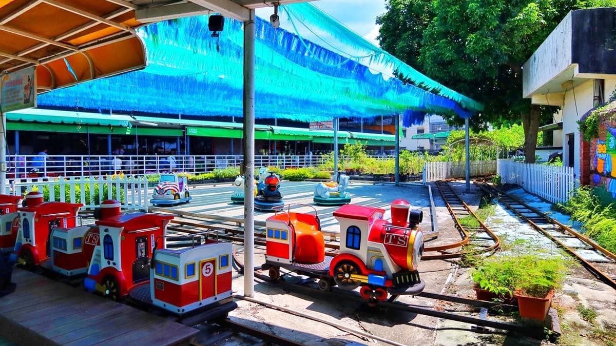 前往售票處會經過兒童遊戲區，還有遊園小火車可搭。（圖片來源：混血珊莎的奇幻旅程）