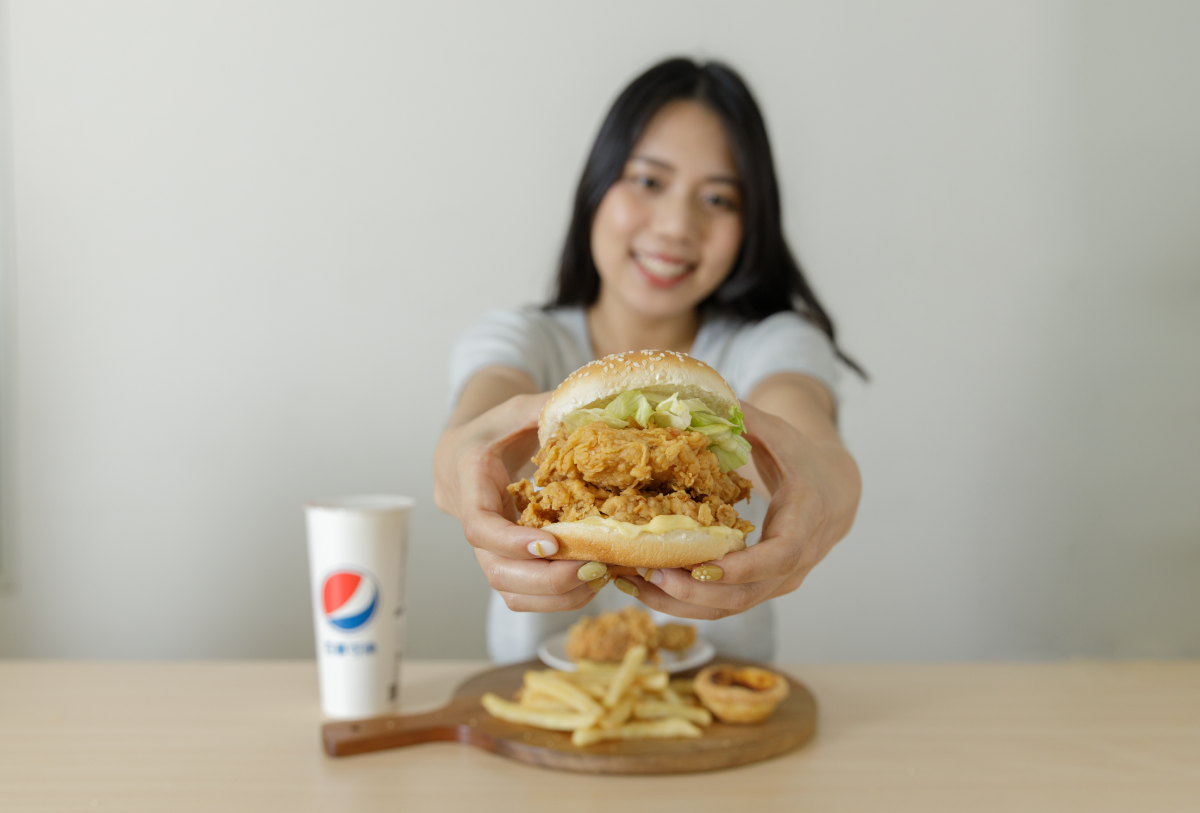肉肉控超嗨！肯德基推「雙層咔啦雞腿堡」，鮮嫩多汁雙倍享受