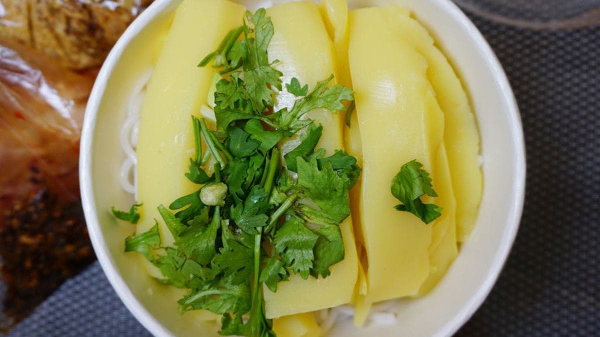 「豌豆粉」是雲南地區的特色小吃，外觀呈果凍狀，吃起來QQ帶著豆香。（圖片來源：米寶麻幸福滿載）