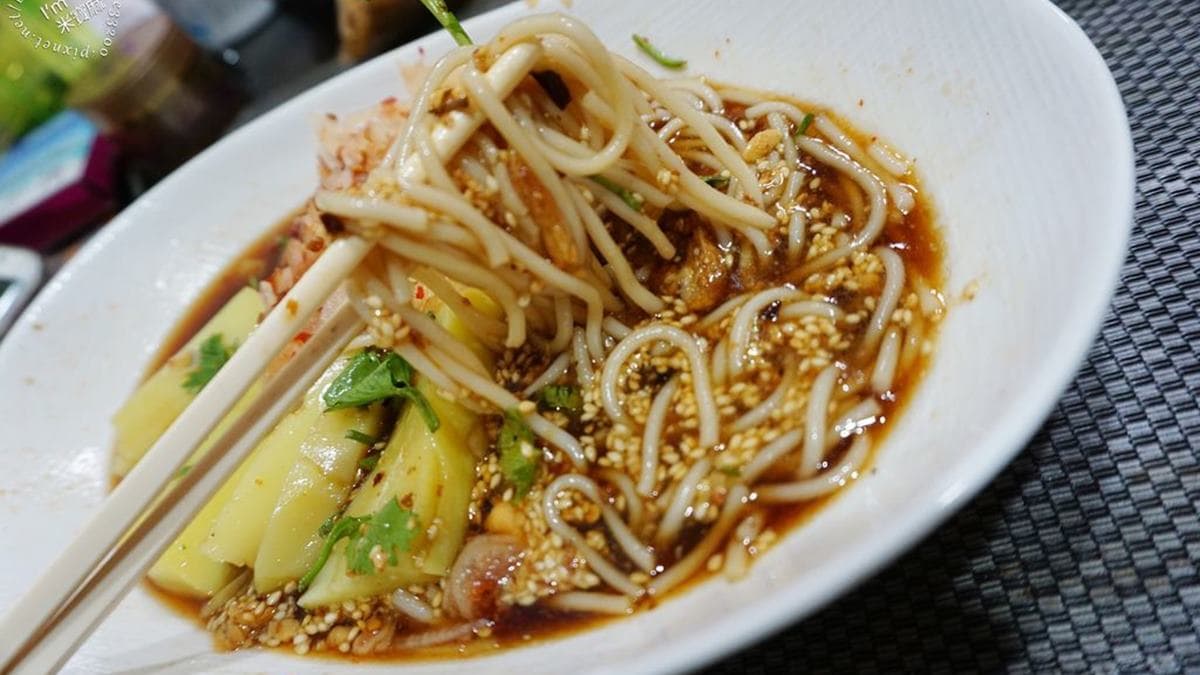 粉條的分量也很足，沾取醬汁之後吃起來超夠味。（圖片來源：米寶麻幸福滿載）