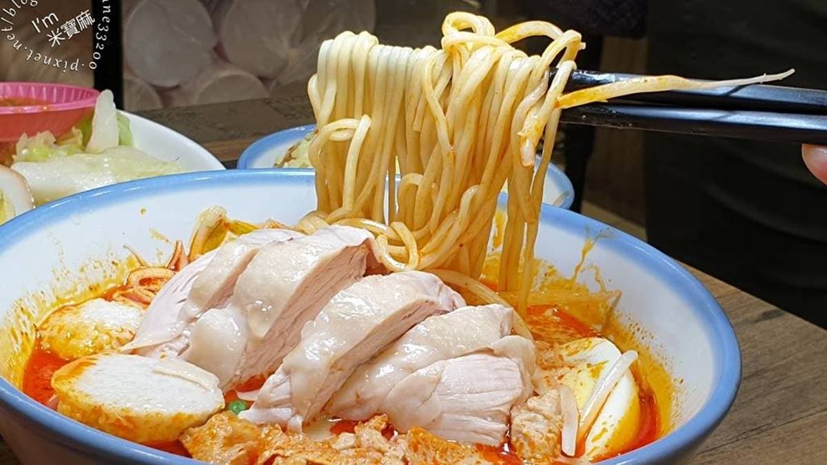 「雞肉咖哩叻沙麵」湯頭的椰香味很濃郁，配料也很豐富。（圖片來源：米寶麻幸福滿載）