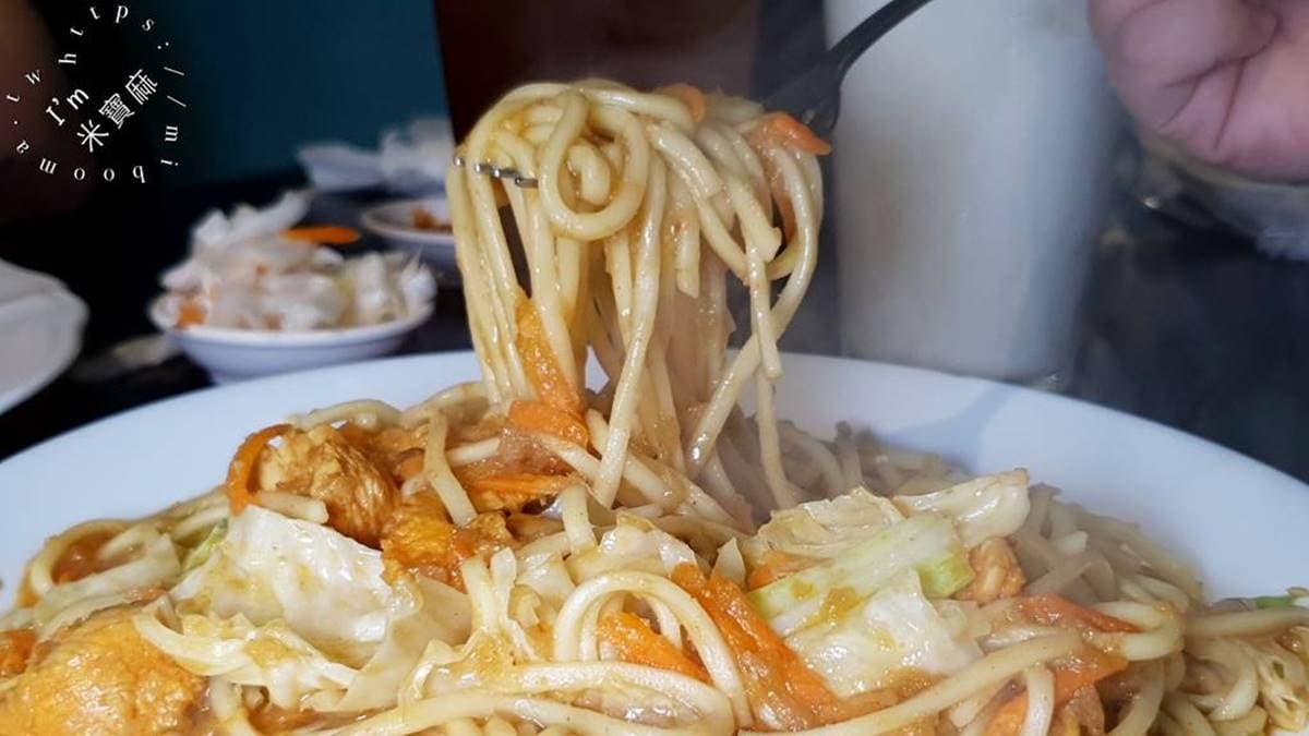 「咖哩雞肉炒麵」咖哩香氣足，吃完還很有飽足感。（圖片來源：米寶麻幸福滿載）