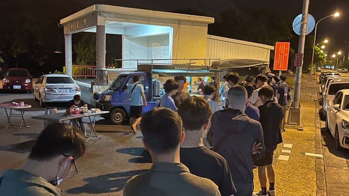 「六家橋頭早餐」位在經國大橋下，凌晨開賣依然吸引大批粉絲排隊搶吃。（圖片來源：跟著踢小米吃喝玩樂趣）