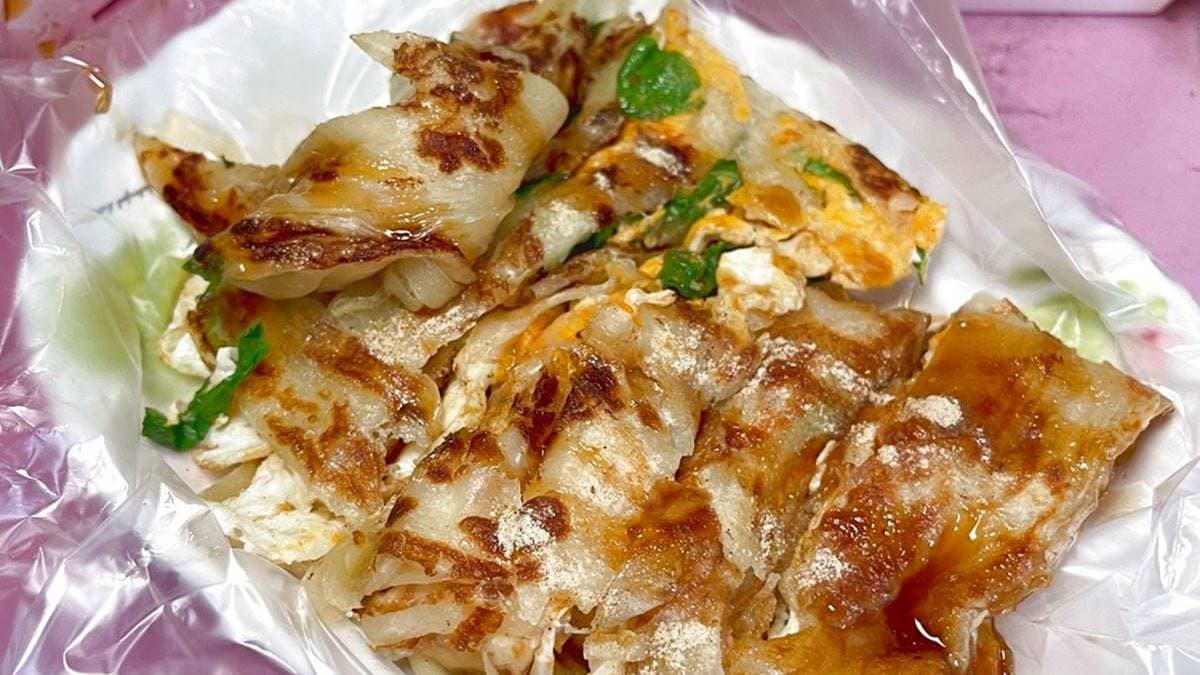 蔥抓餅加蛋也很受歡迎，充滿九層塔香氣與蛋香，加上醬油辣椒最對味。（圖片來源：跟著踢小米吃喝玩樂趣）