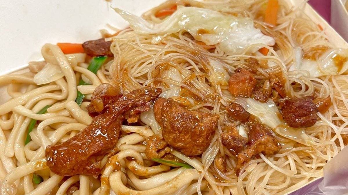 炒米粉和炒麵是許多人的早餐首選，２種都想吃的話還可以點混合版。（圖片來源：跟著踢小米吃喝玩樂趣）
