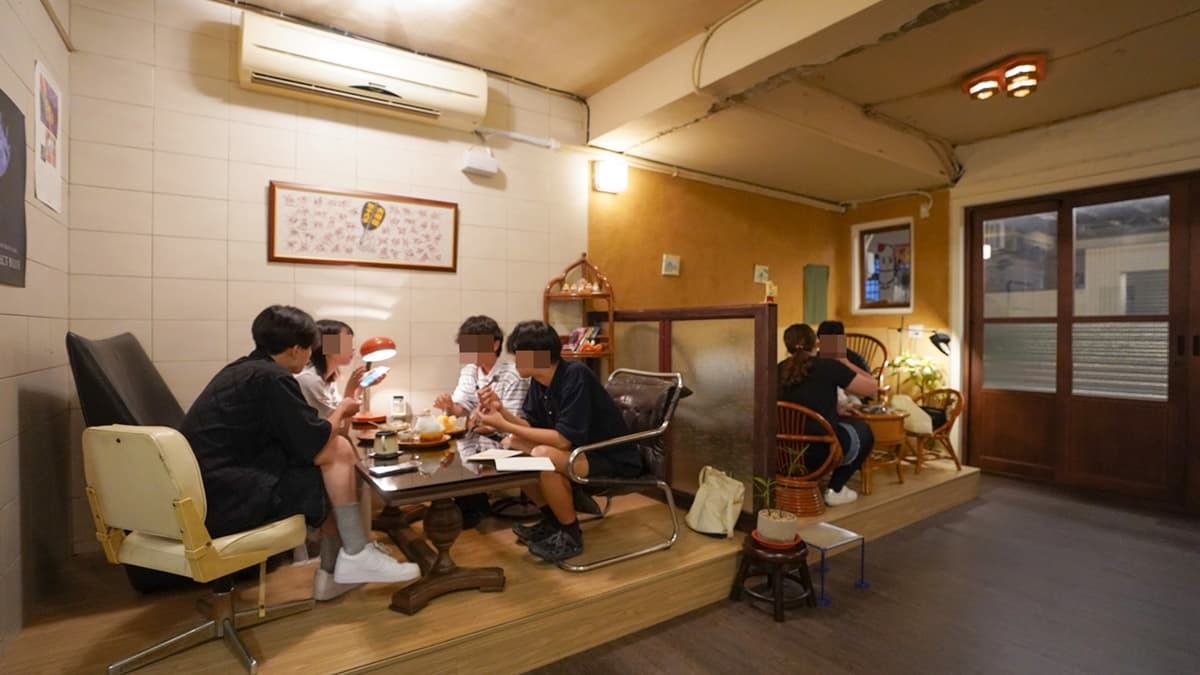 店內空間走懷舊路線，由許多老物件建構而成，每一組座位皆自成風格。（圖片來源：金大佛的奪門而出家日誌）