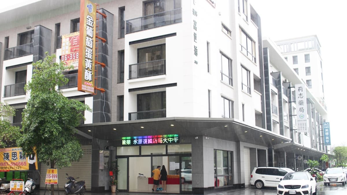 「金葡萄蛋黃酥」是源自台南佳里的超人氣蛋黃酥老店，如今在永康也吃得到。（圖片來源：口袋吃吃五十咩）