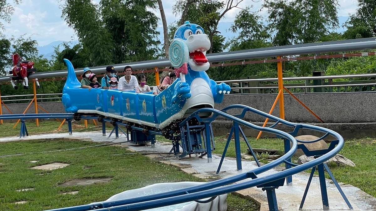 【新開店】彰化全新侏儸紀樂園「這天」開幕！獨創電軌車、射擊遊戲玩到併軌