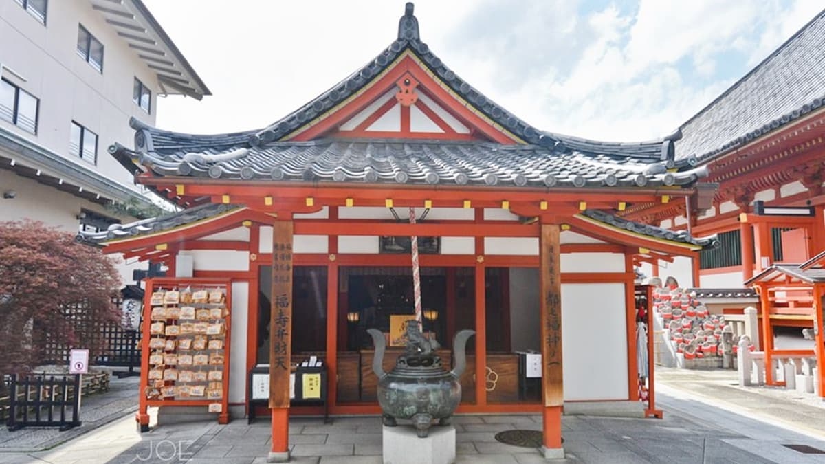 入口處即是日本最古都七福神之一「福壽弁財天」，可以求財運。（圖片來源：潔妮食旅生活）