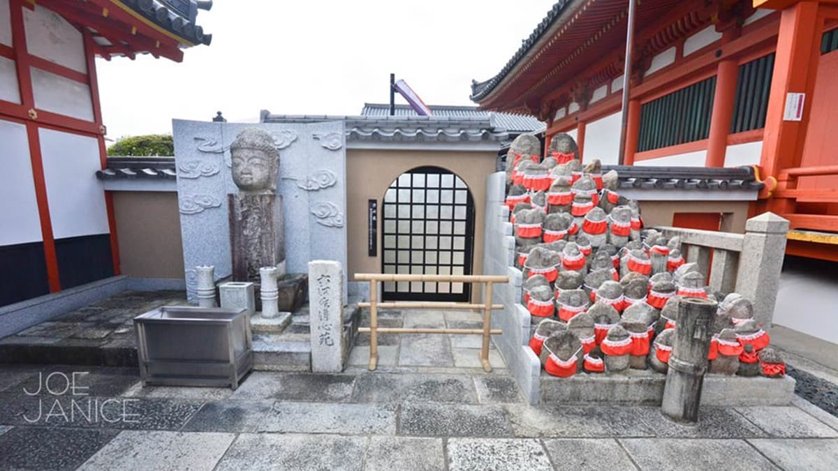 正殿旁還設有小地藏。（圖片來源：潔妮食旅生活）