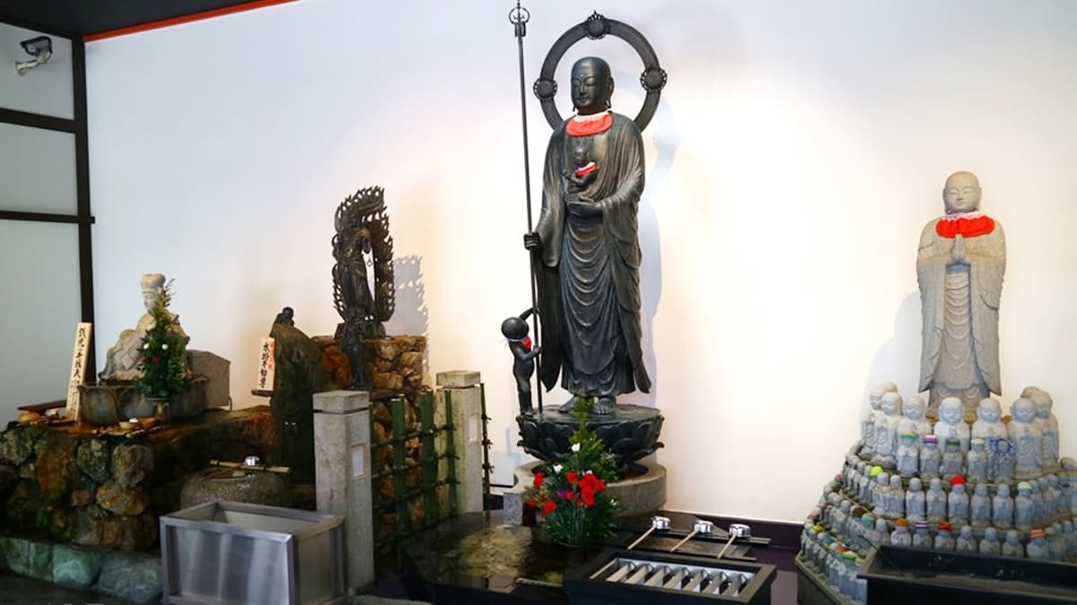 「寶物館」中安置了地藏菩薩立像、空也上人立像、平清盛座像等重要文物。（圖片來源：潔妮食旅生活）
