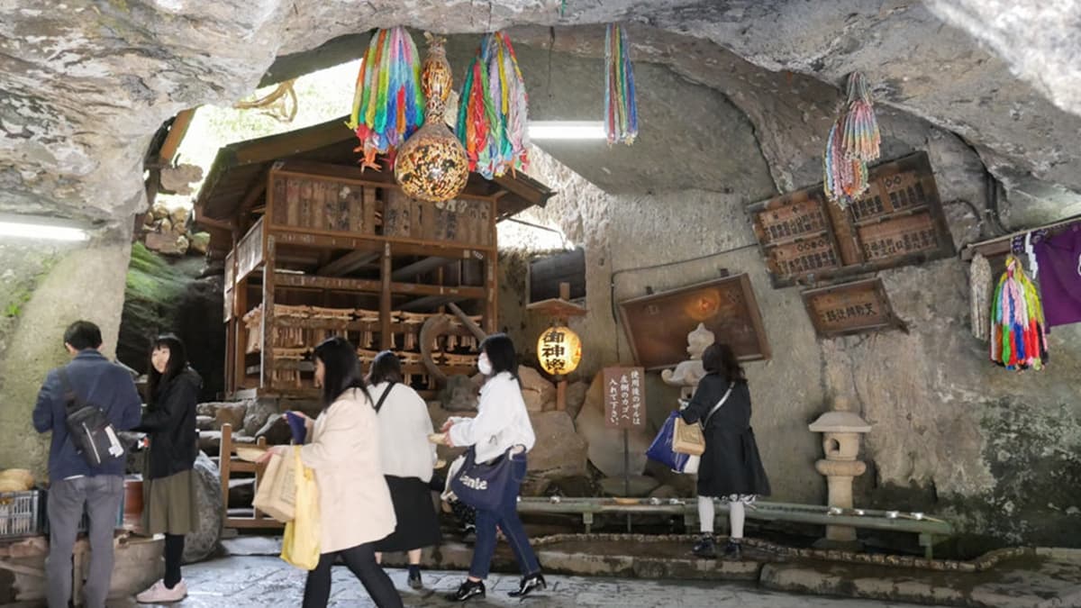 入口是１處山壁岩洞，需要穿過才能看見廬山真面目。（圖片來源：C妞日記｜Claire‘s Diary）
