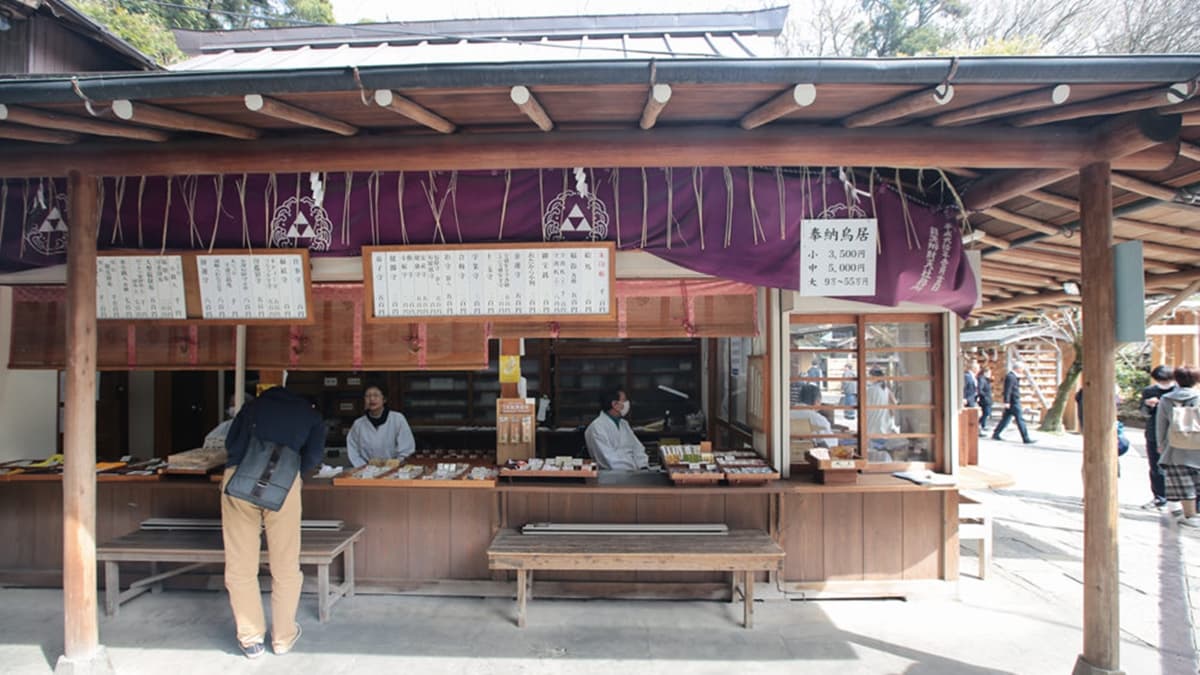 神社也有販售許多祈福御守、御寶錢、錢龜等。（圖片來源：C妞日記｜Claire‘s Diary）