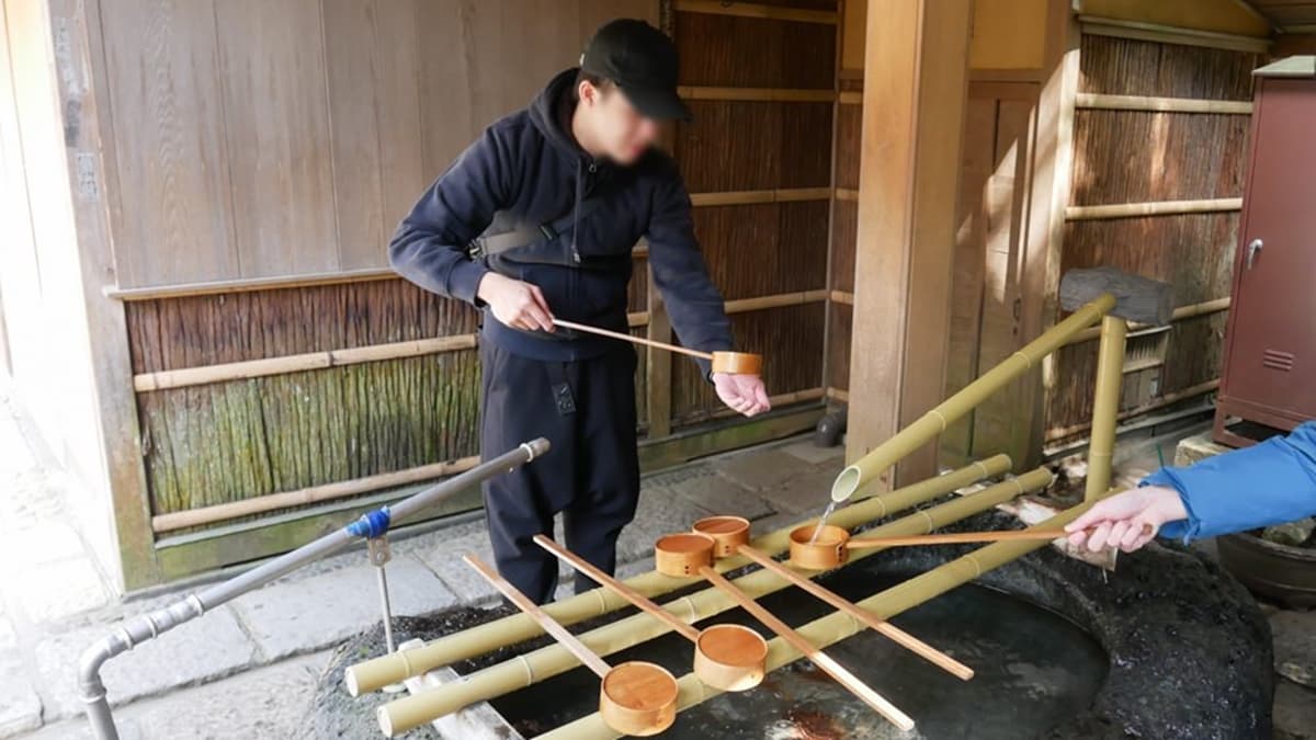 石窟內湧出的水就是錢洗水，為「鎌倉五名水」之一。（圖片來源：C妞日記｜Claire‘s Diary）