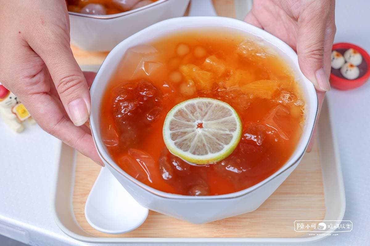 超狂「芋頭土石流瀑布」在這!爆量芋泥溢出畫面太誘人,逛迪化街散步必吃 超狂「芋頭土石流瀑布」在這!爆量芋泥溢出畫面太誘人,逛迪化街散步必吃