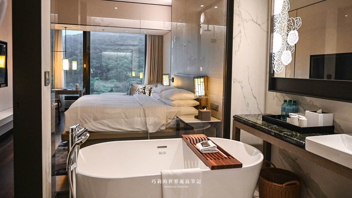 浴室的透明玻璃很有延伸感，也有電動窗簾可以放下來。（圖片來源：巧莉的世界流浪筆記）