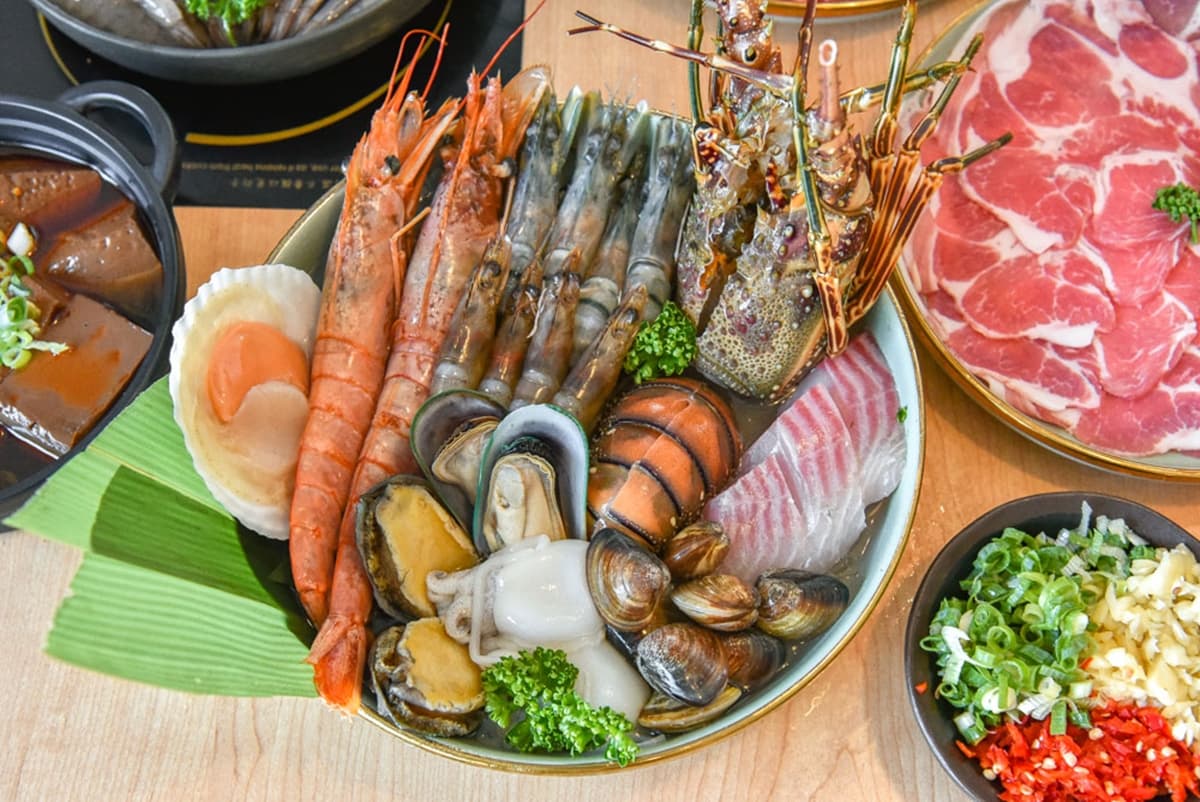 台中298元火鍋吃到飽！蔬菜火鍋料、冰淇淋、咖哩飯任吃，壽星幾歲送幾隻蝦