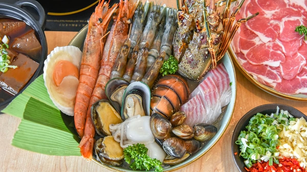 「霸王海味拼盤」內有龍蝦、天使紅蝦、扇貝、九孔鮑等好料，整份超澎派。（圖片來源：2A食旅日記）