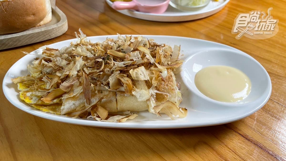 「章魚燒蛋餅」上面鋪滿柴魚片，口味很有特色。