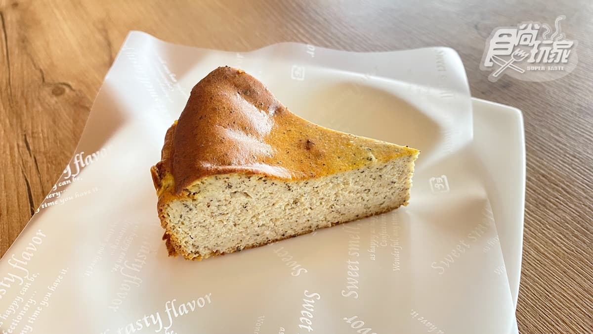 「紅烏龍茶巴斯克蛋糕」茶味很香濃，吃起來不甜膩。