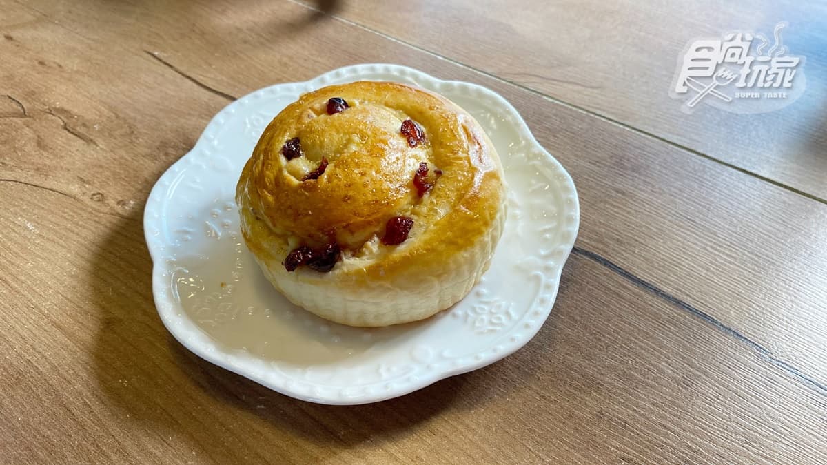 「乳酪蔓越莓麵包」帶有淡淡的清甜，口感蓬鬆濕潤。
