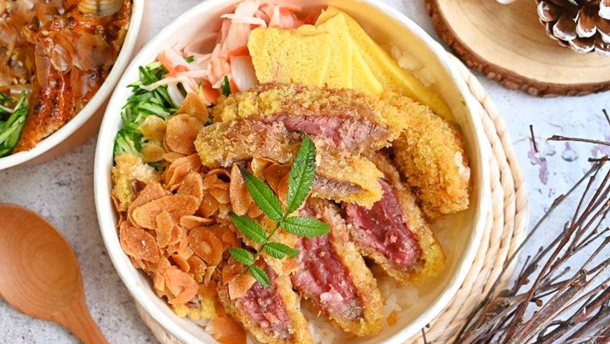 「炸牛排丼」分量不少，中間肉質呈現粉嫩色澤。（圖片來源：糖糖's 享食生活）