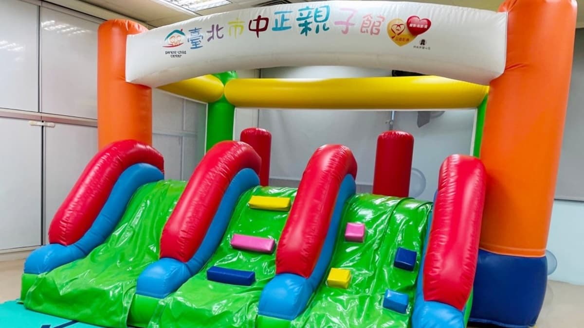 溜滑梯充氣的聲音會比較大聲，比較怕大聲的小孩會不敢靠近。（圖片來源：寶寶❤️放電）