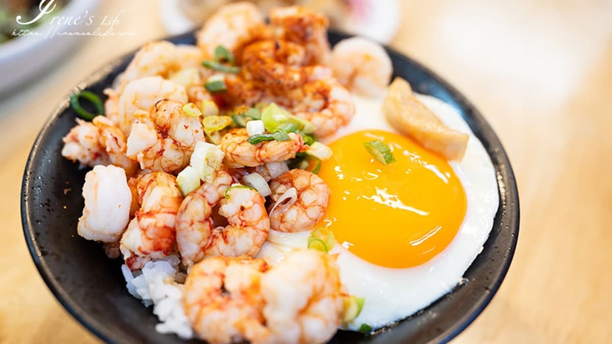 限量「女神蝦扯蛋蓋飯」有滿滿的蝦仁，蓋到看不到底下的飯。（圖片來源：IRENE'S 食旅．時旅）