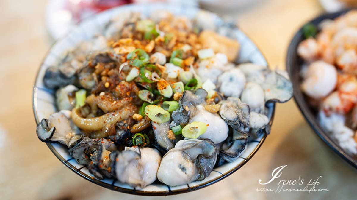 「男子漢蚵仔蓋飯」幾乎是每桌必點，蚵仔相當新鮮。（圖片來源：IRENE'S 食旅．時旅）