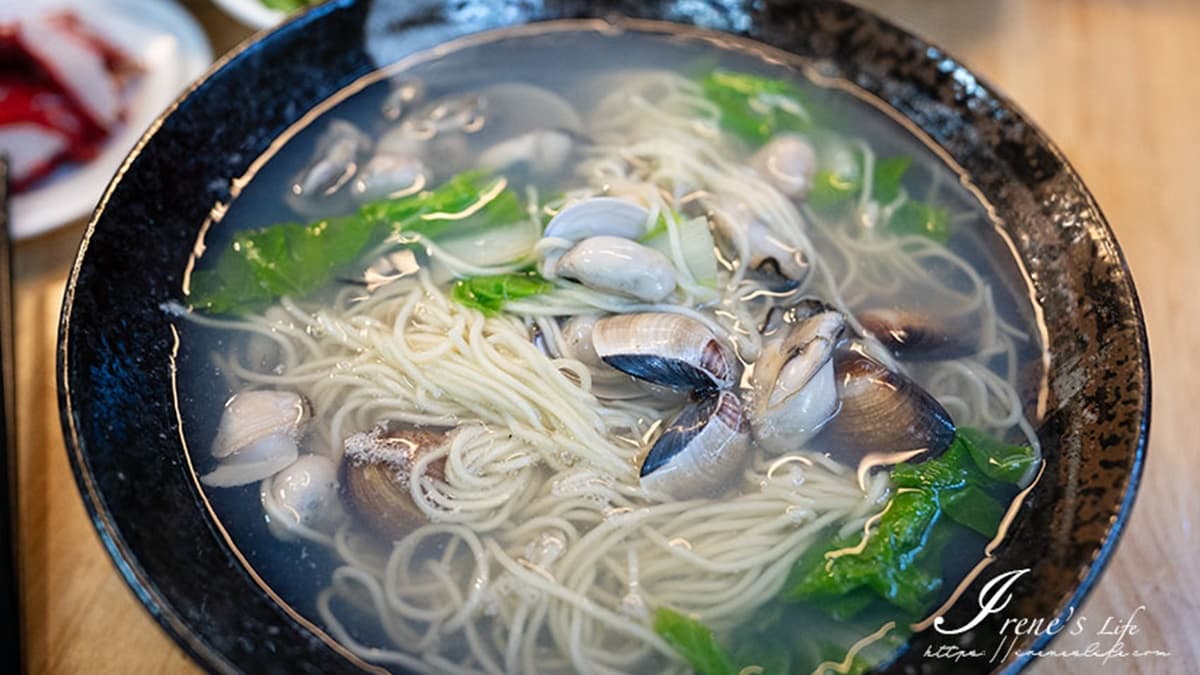 「蠔蚌痛風麵」分量不小，蚵仔和蛤蜊給得不手軟。（圖片來源：IRENE'S 食旅．時旅）
