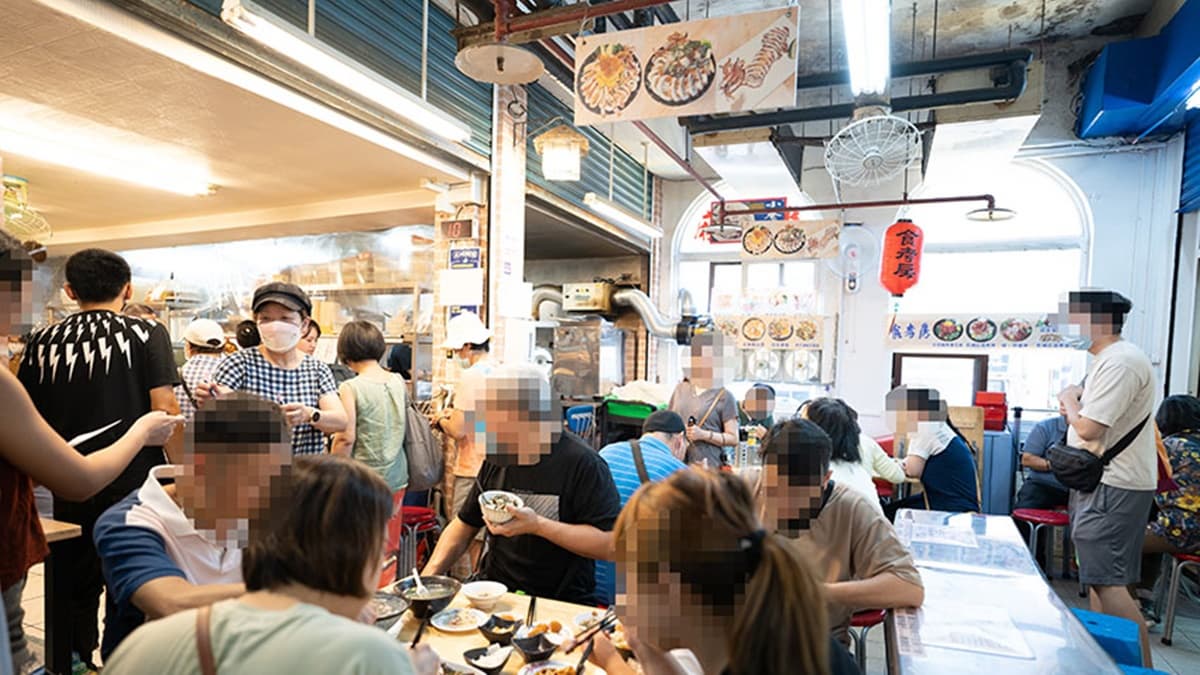 「吳姳麵館」位在仁愛市場A棟２樓第A62、A63攤。（圖片來源：IRENE'S 食旅．時旅）
