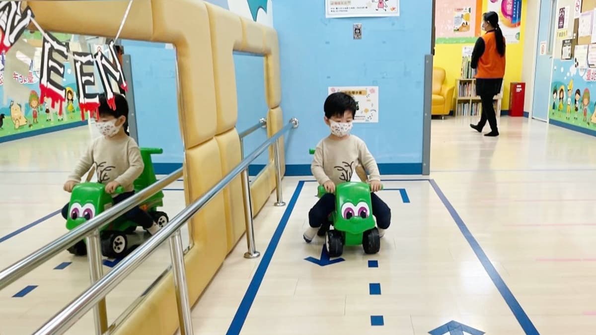 小孩子看到車車就想開，在小小的滑步車場過過乾癮。（圖片來源：寶寶❤️放電）