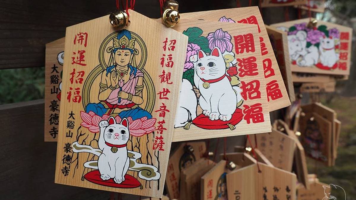 可以在繪馬上寫下願望，留在寺內的繪馬牆上。（圖片來源：YOUZI）