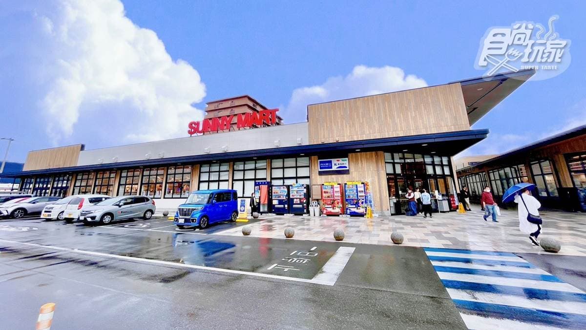 大型生活超市「SUNNY MART」以販售大量熟食為其特色。