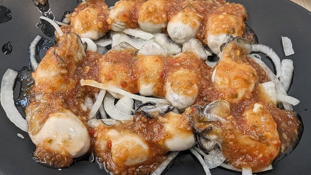 「五味蚵」淋上五味醬的鮮蚵很好吃，更顯得鮮甜。（圖片來源：假日農夫愛趴趴照）
