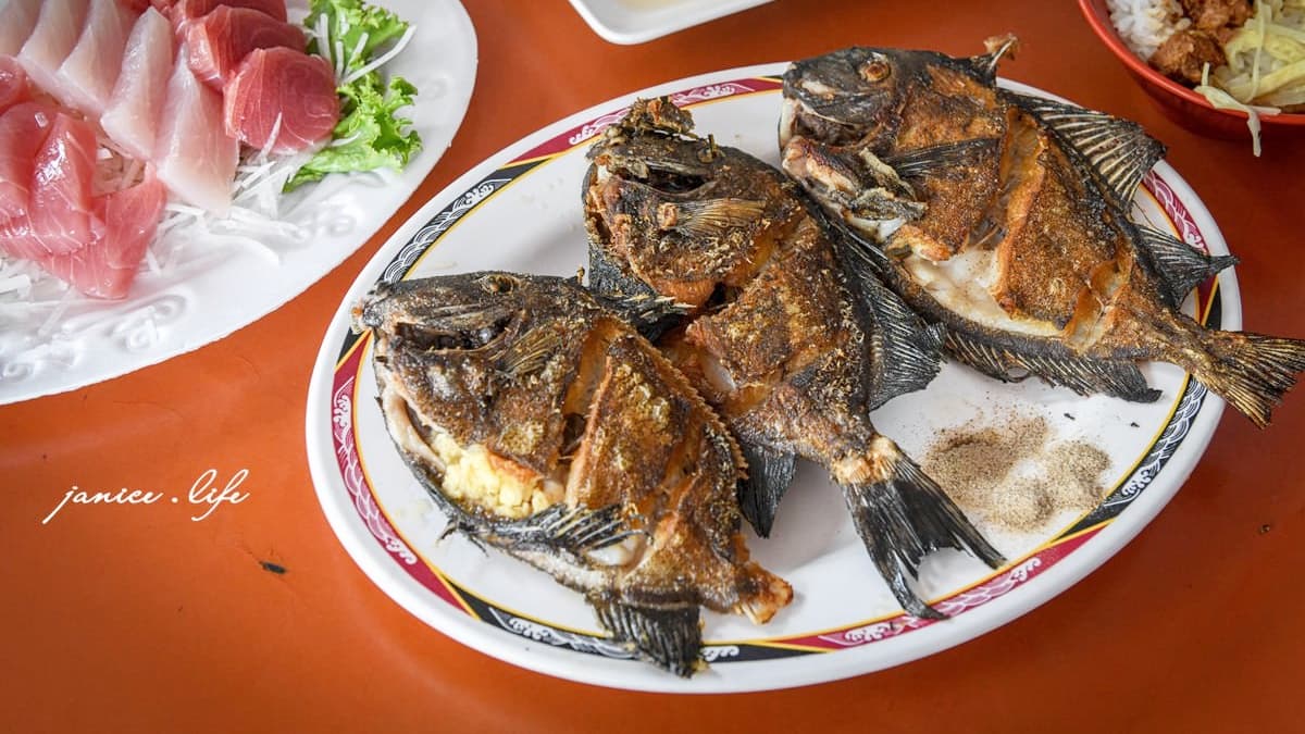 「乾煎倒吊魚」肉質細緻鮮嫩，腹部油脂豐富，帶著一股特有的鮮香。（圖片來源：潔妮食旅生活）