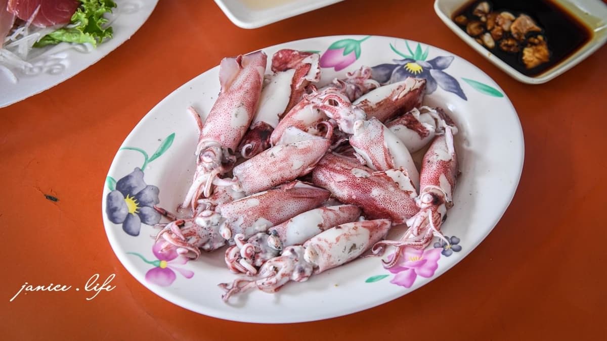 「川燙小卷」每一口都鮮嫩彈牙，再沾點蒜末、醬油，又是不同美味。（圖片來源：潔妮食旅生活）