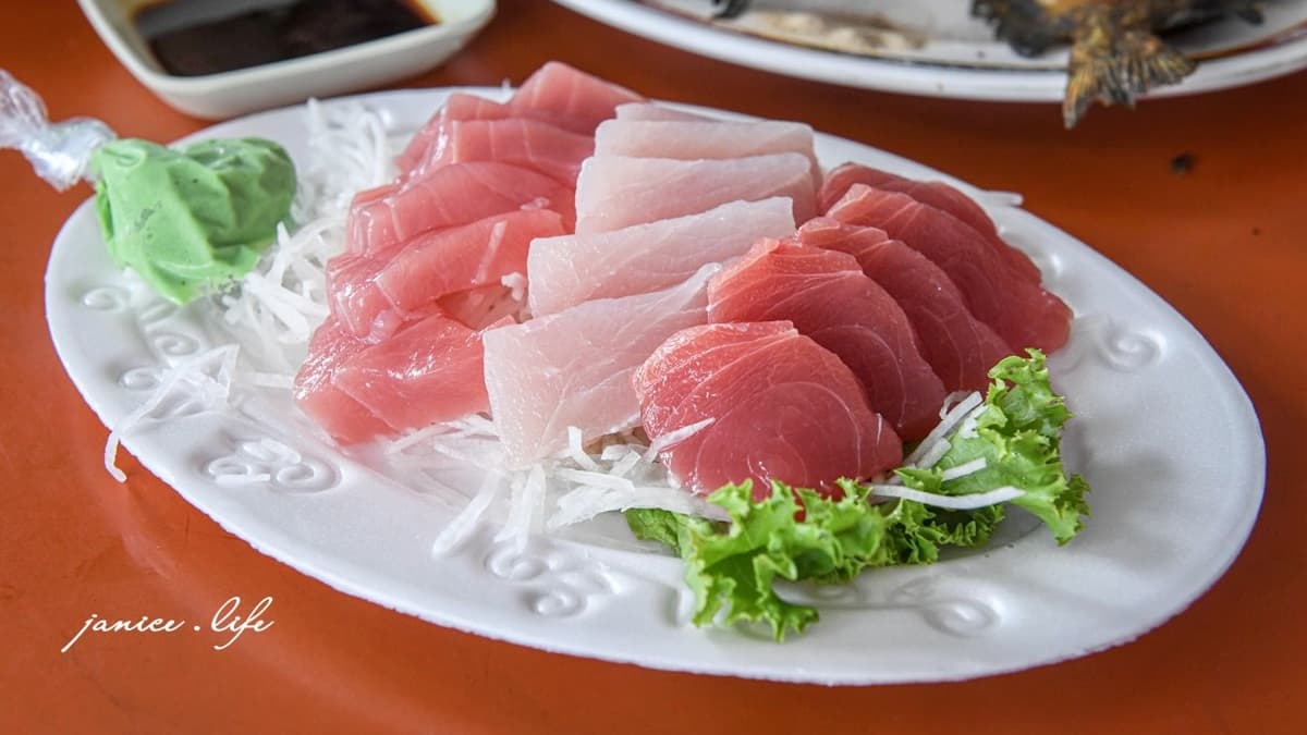 「現流生魚片」使用的是旗魚和鮪魚，厚實又鮮美的模樣好誘人。（圖片來源：潔妮食旅生活）