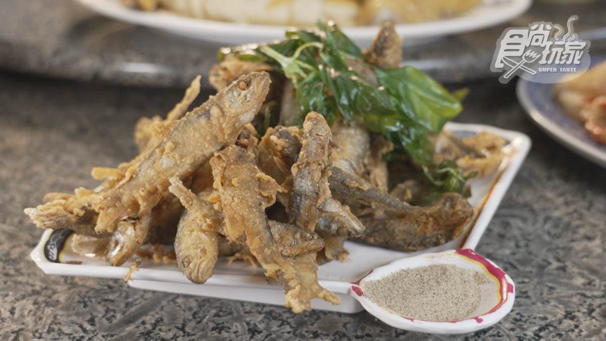「炸溪哥」炸得很酥脆，也可以加胡椒粉一起吃。