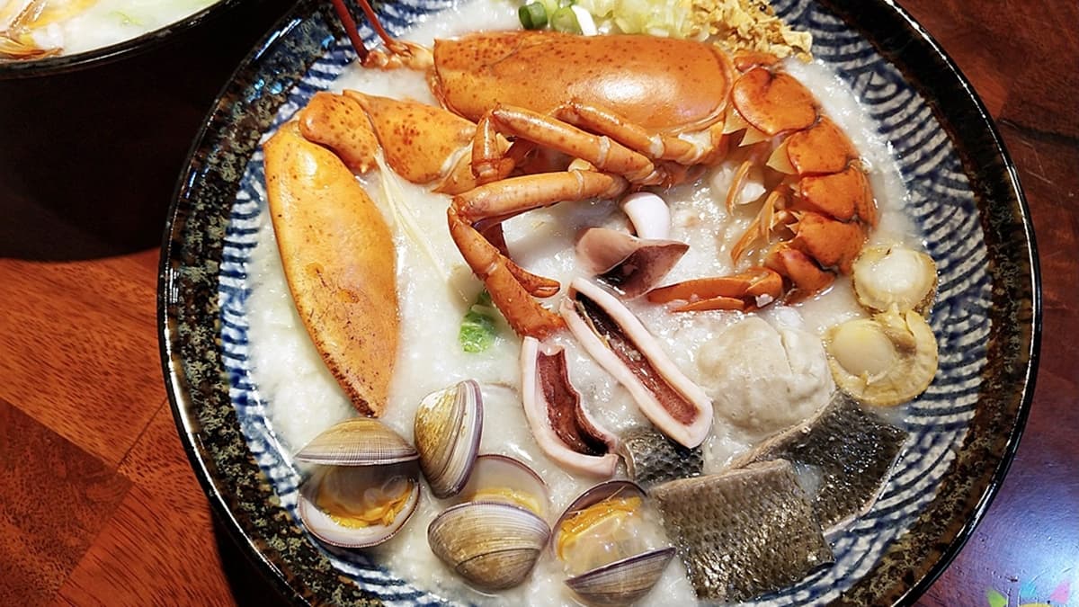隱藏版「波士頓龍蝦海鮮粥」，使用活體龍蝦現點現殺，１碗就是半隻龍蝦。（圖片來源：商妮吃喝遊樂）