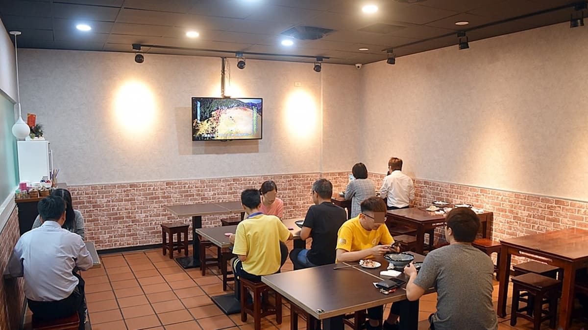 店內環境很乾淨，用餐空間滿舒適的。（圖片來源：商妮吃喝遊樂）