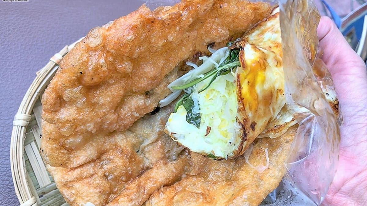 蔥肉餅內夾了九層塔、生洋蔥，搭配特製醬油膏很甘甜順口。（圖片來源：跟著尼力吃喝玩樂）