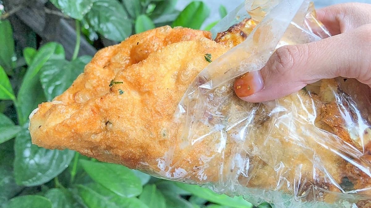 熱呼呼現炸的蔥肉餅，趁熱吃可以咀嚼到酥脆口感。（圖片來源：跟著尼力吃喝玩樂）