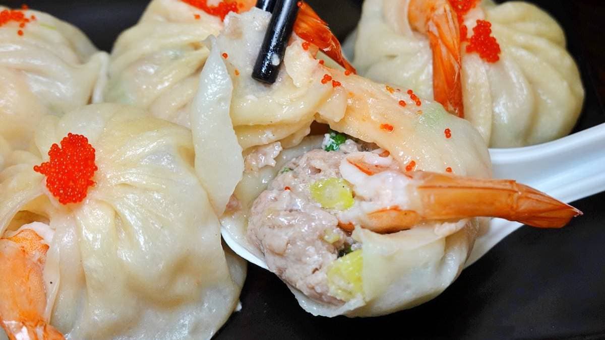 鮮蝦湯包超霸氣，直接包整隻蝦，表皮還有蝦卵點綴。（圖片來源：水晶安蹄不務正業過生活）