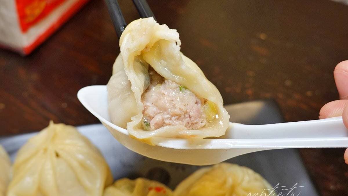 原味湯包皮薄又很多汁，不用沾醬料味道就夠。（圖片來源：水晶安蹄不務正業過生活）