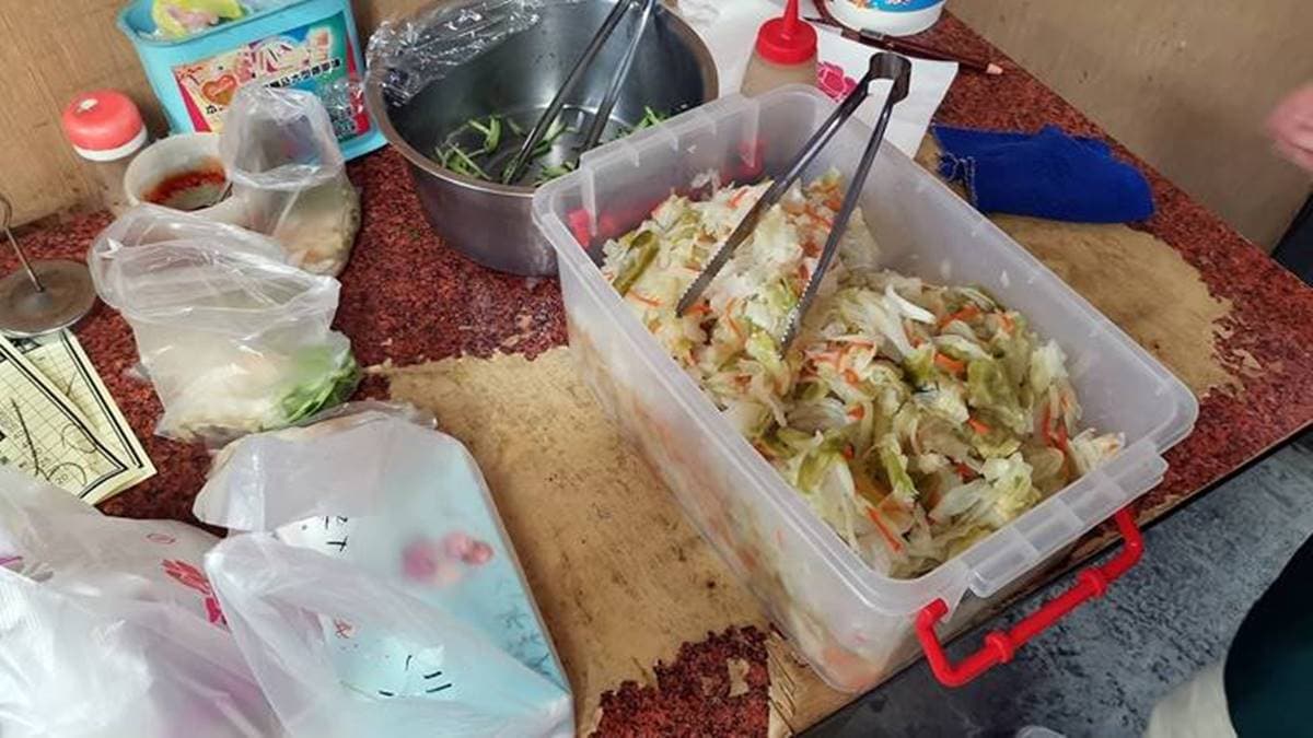 店內有１張小桌，上頭擺了很大盒的泡菜跟小黃瓜。（圖片來源：商妮吃喝遊樂）