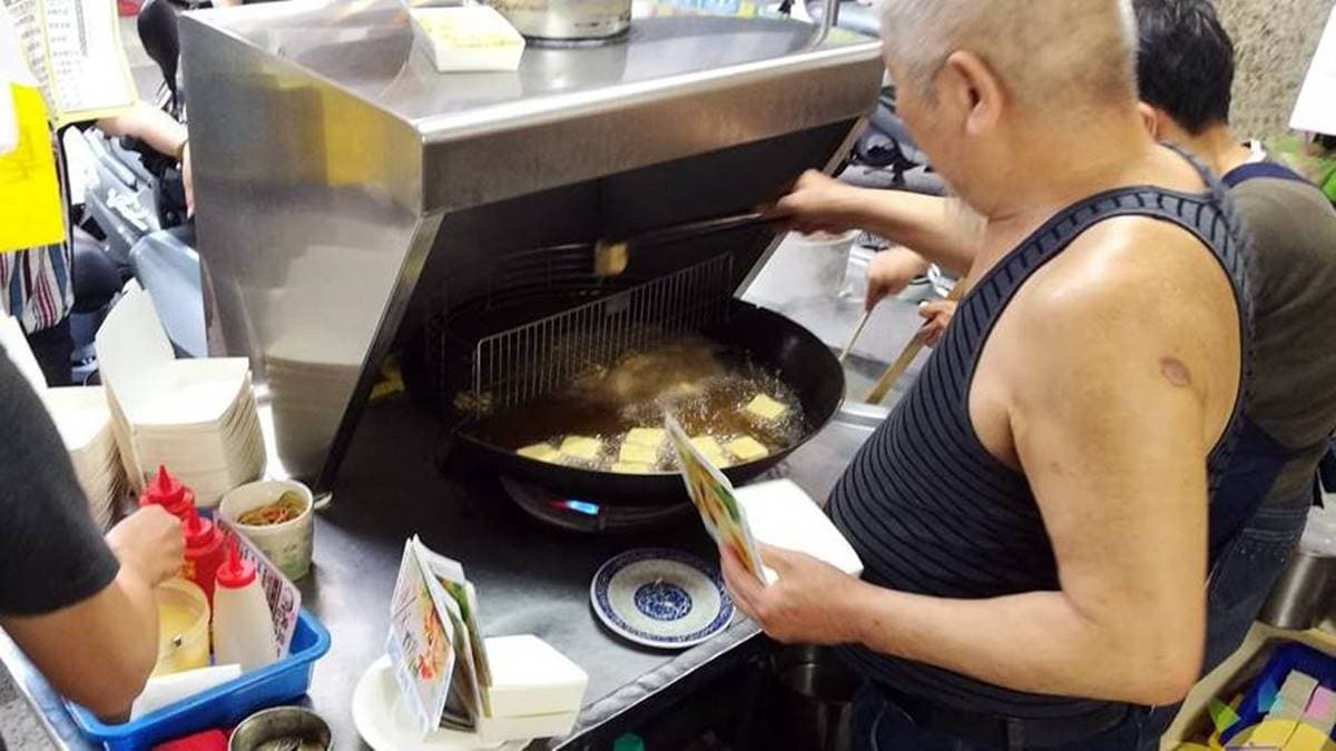 只要經過店家，就會聞到臭豆腐的陣陣香氣。（圖片來源：商妮吃喝遊樂）