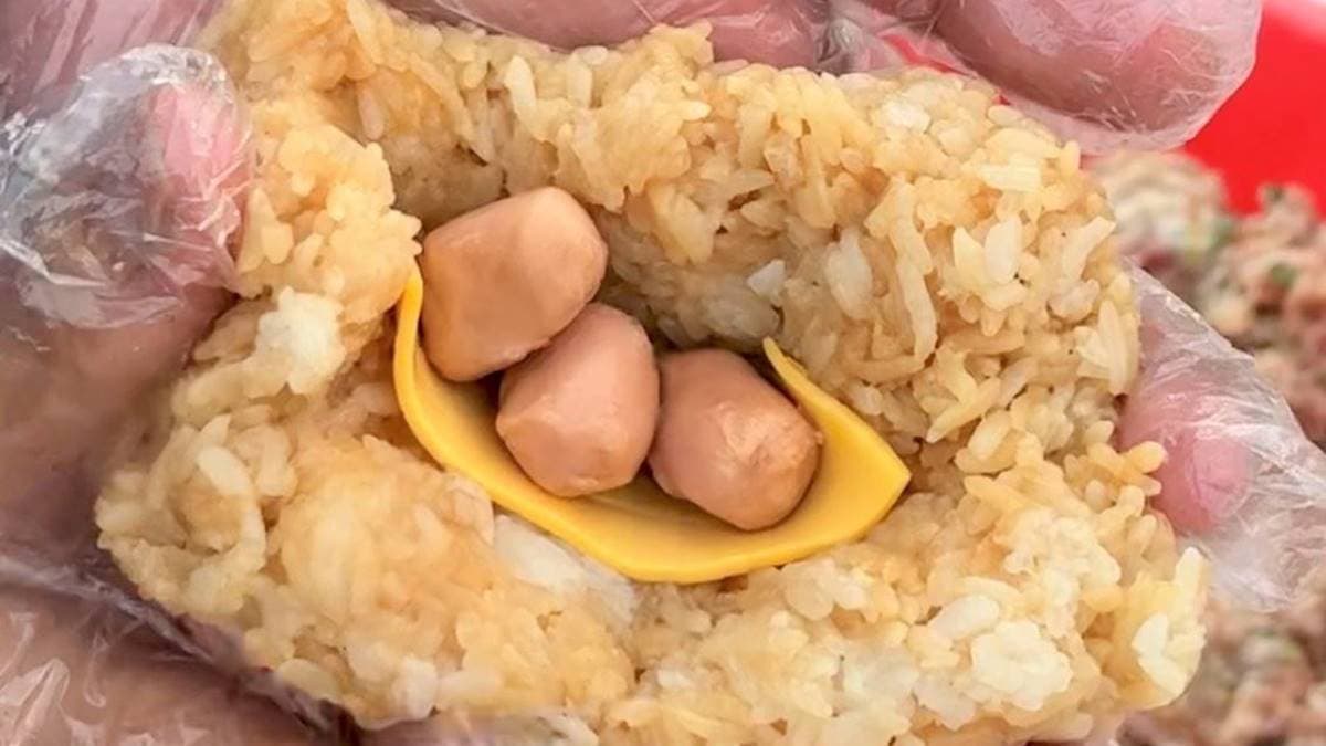 內裡再包入燒肉飯、起司片及小肉豆。（圖片來源：阿華田的美食日記）