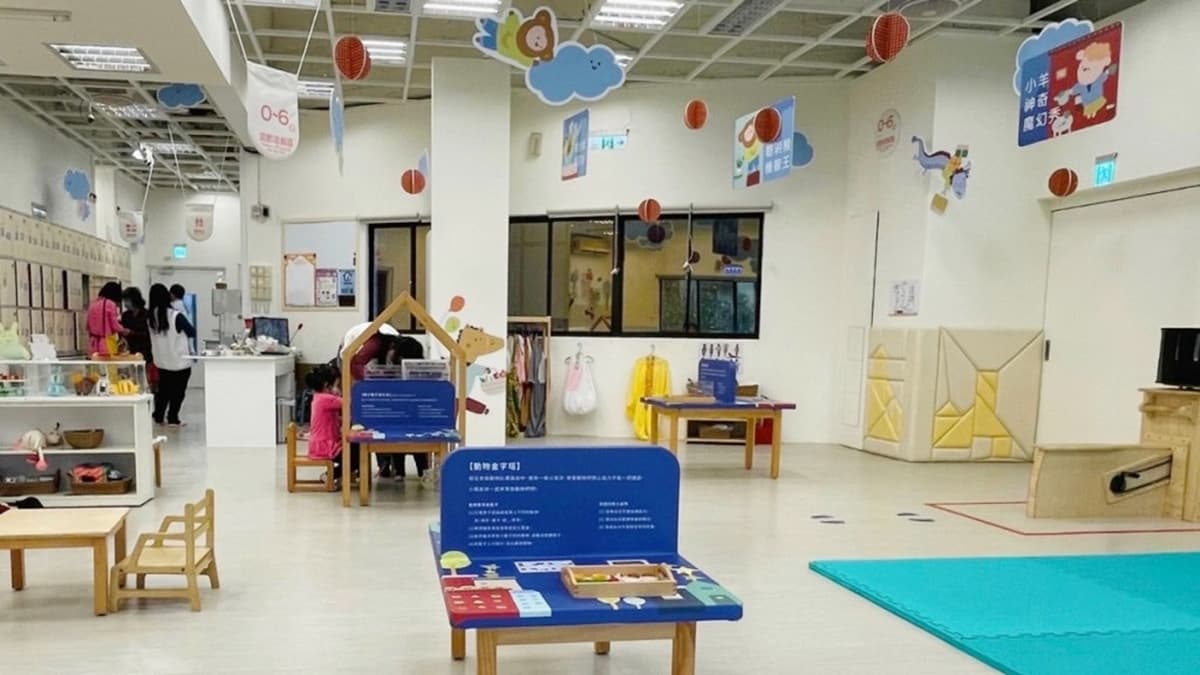 「０～６歲混齡區」提供積木、益智玩具、繪本等等。（圖片來源：寶寶❤️放電）
