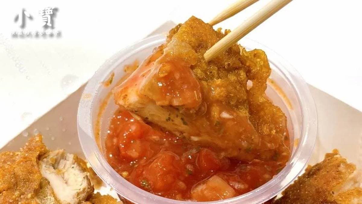 「莎莎醬無骨雞腿排」微辣的口感很讚，醬料很多足夠沾好沾滿。（圖片來源：猴屁的異想世界）
